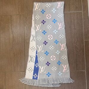 AUTHENTIC LOUIS VUITTON 
Wool Silk Logomania Shine Scarf Rainbow
